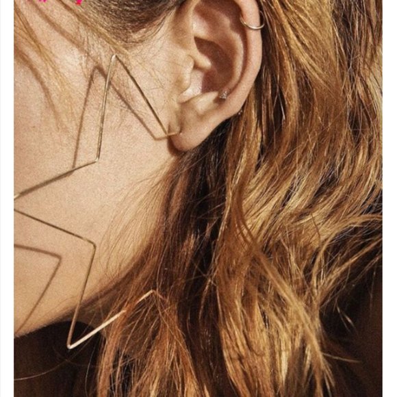 “Movie Star” Large Hoop Simple Geometric Earrings - Picture 6 of 9